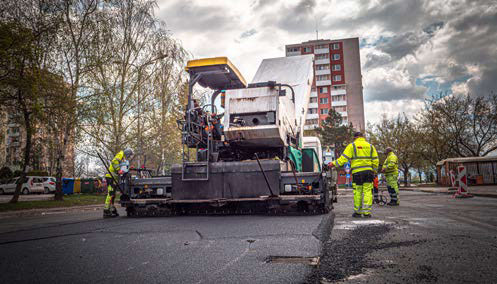 Aj vďaka ušetreným prostriedkom z verejných obstarávaní sme odstrihli kus z obrovského investičného dlhu na cestách a chodníkoch. (foto: Peter Faltys)